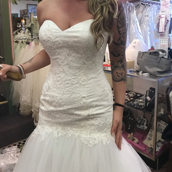 Alfred Angelo Wedding Gown size 6 - Picture 2 of 15